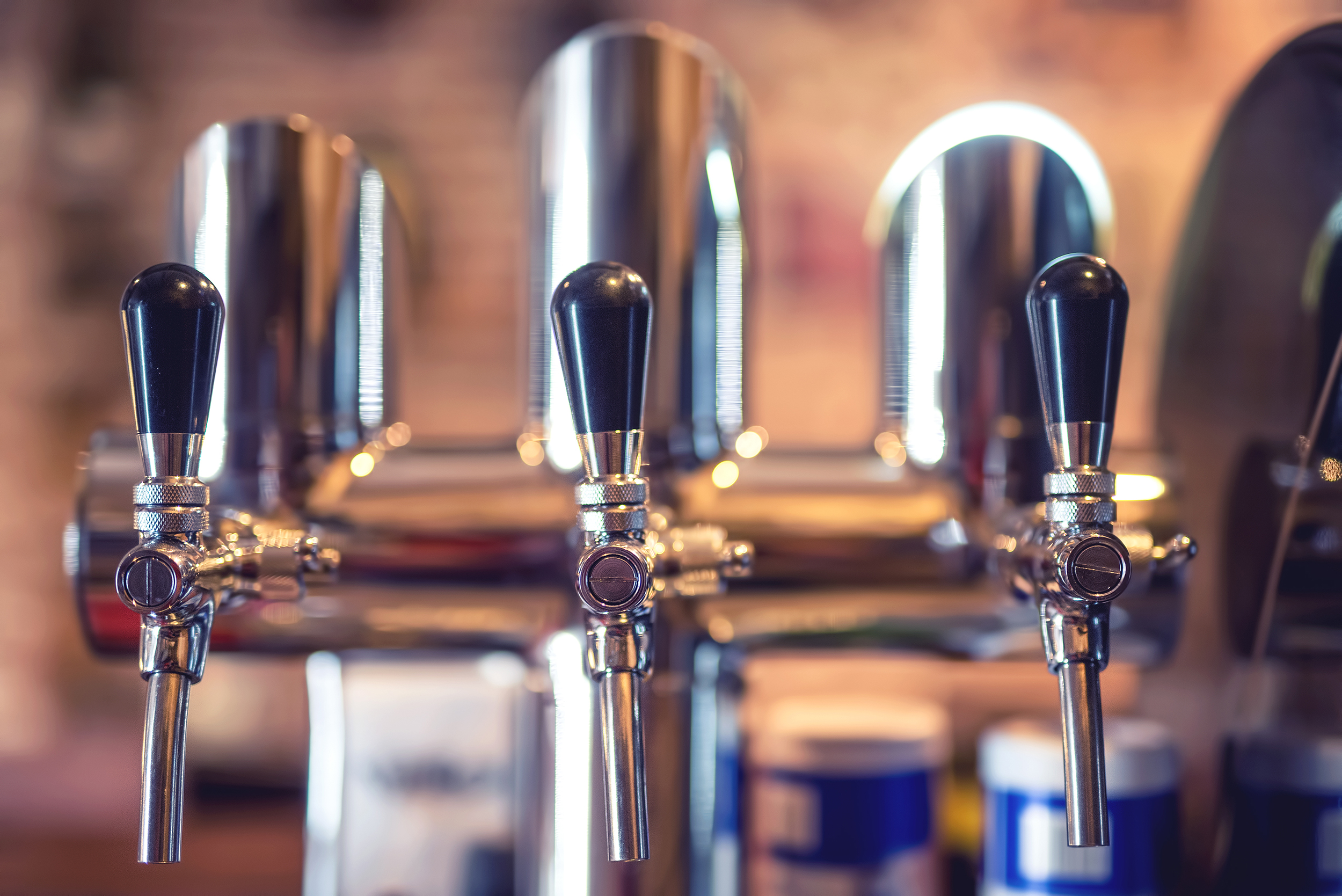 Getränke 1 beer tap at restaurant bar or pub close up PS4WTMD